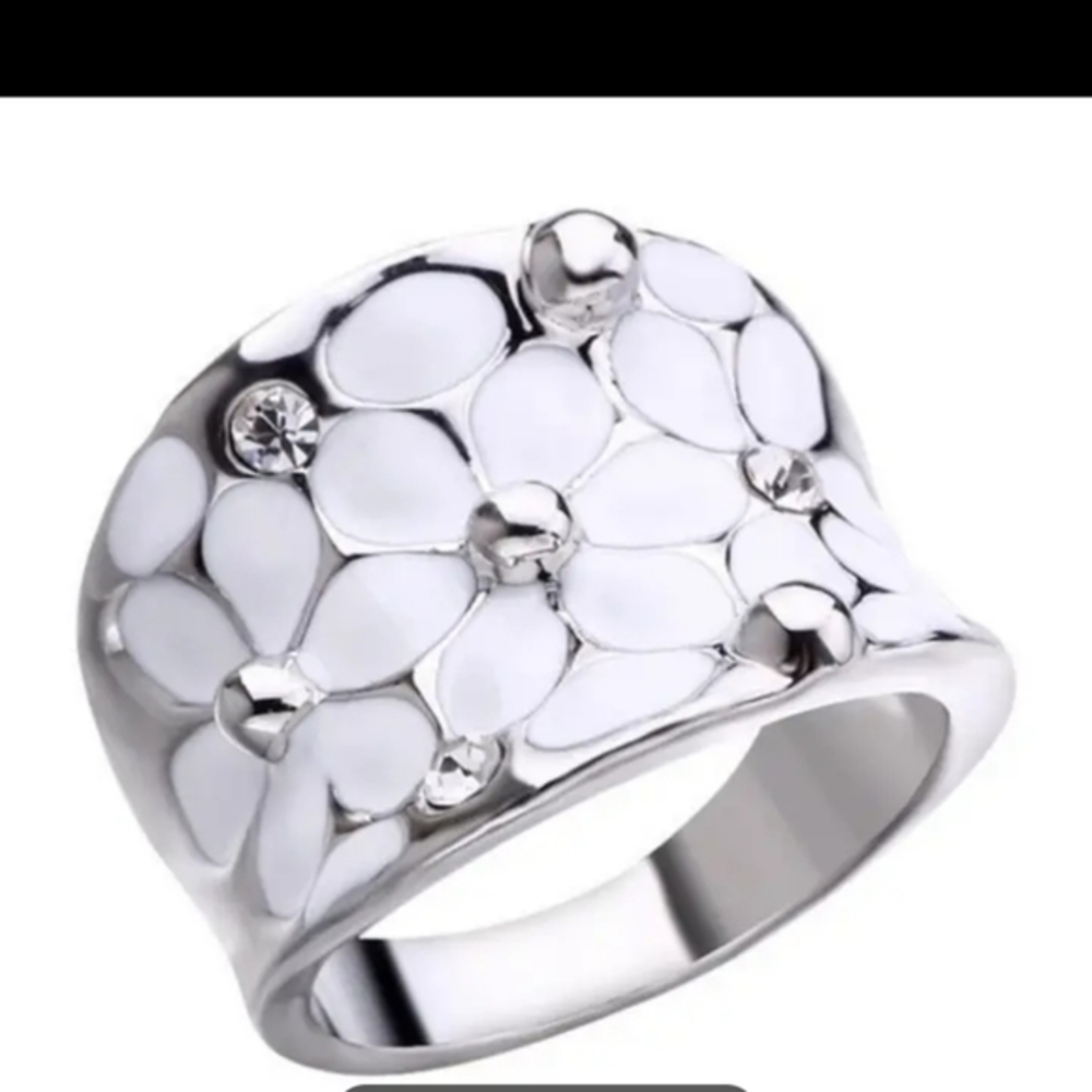 Gorgeous must have fashion Jewelry. Silver white petal ring. Stunning. NEW NWT - Picture 6 of 7